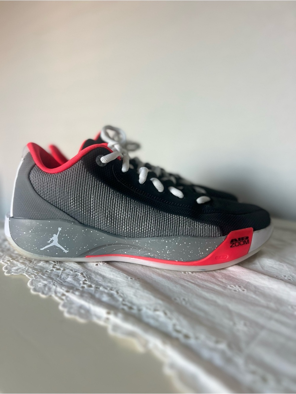 Jordan Luka .77 HF0806-005 Off Noir/Particle Grey/Bright Crimson Low Top
